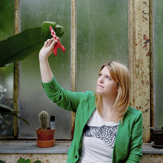 Foto af Tina Ibsen med en miniraket i hånden. Fotokreditering: Emil Hougaard.