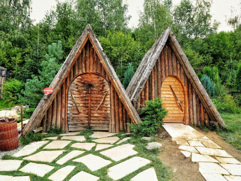 Foto er to træhytter. Fotokreditering: Girl vs Globe for Pexels.