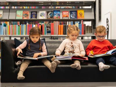 Børn læser bøger op biblioteket. Fotokreditering Christoffer Egeberg for Centralbiblioteket.