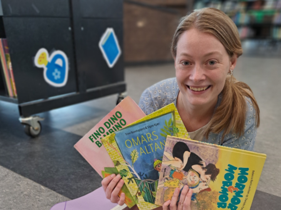 Børnekulturformidler, Anne med bøger fra "Læs med Orm". Foto: Næstved Bibliotek