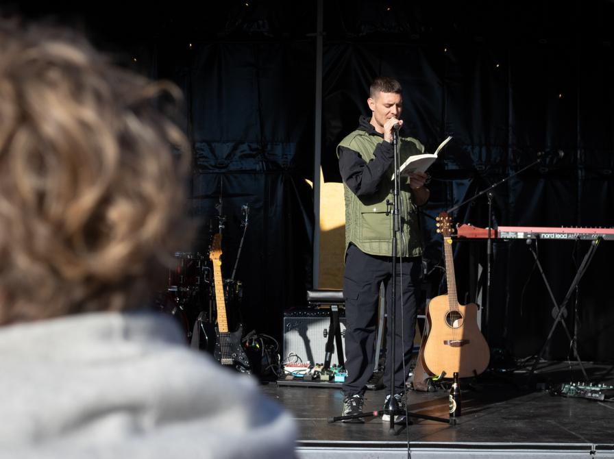 Caspar Eric til Næver Tell Festival 2023. Fotokreditering: Lea, Næstved Bibliotek og Borgerservice.