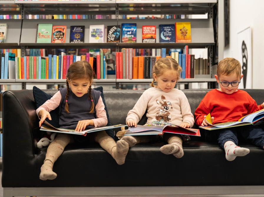 Børn læser bøger op biblioteket. Fotokreditering Christoffer Egeberg for Centralbiblioteket.