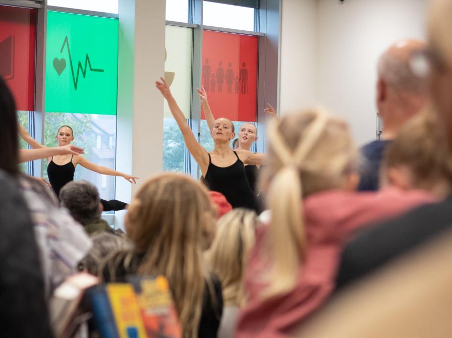 Birgit Dans til Kulturnatten 2023. Fotokreditering: Lea Næstved Bibliotek og Borgerservice.